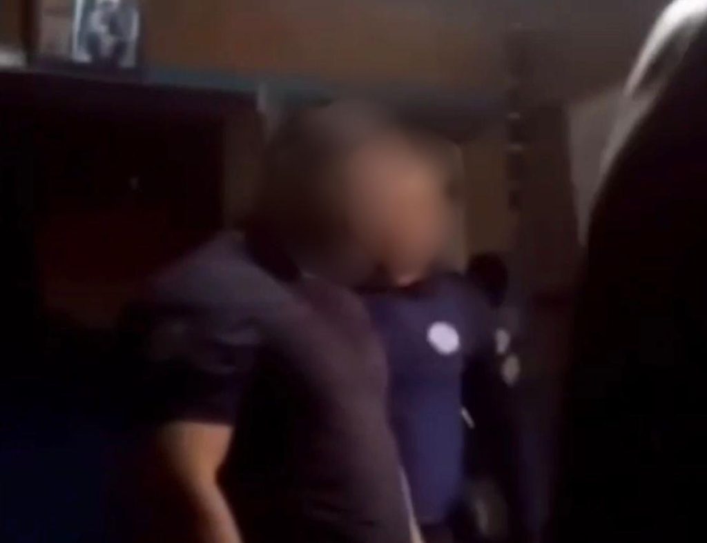 No interior, policial agride casal, com homem algemado, e vira alvo do Ministério Público