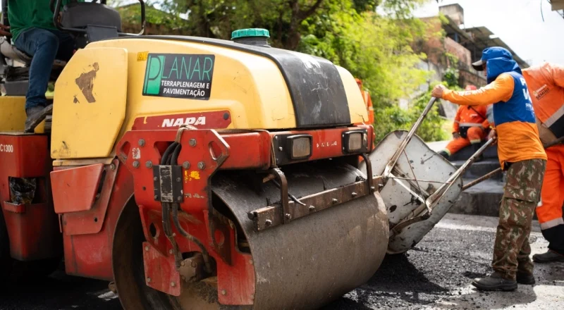 Operação ‘Tapa-Buracos’: Prefeitura de Manaus acelera obras de asfaltamento e recupera trecho estratégico no bairro Flores