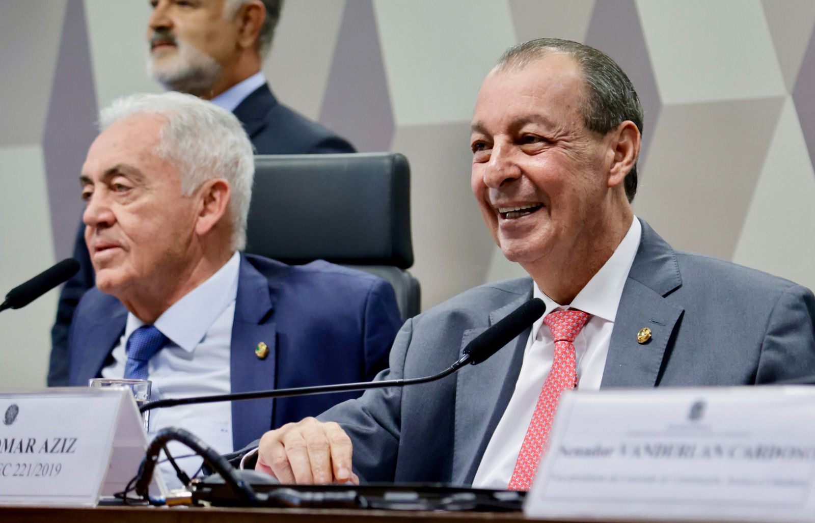 Com relato de Omar, comissão do Senado aprova projeto que reduz a jornada semanal dos trabalhadores sem redução salarial