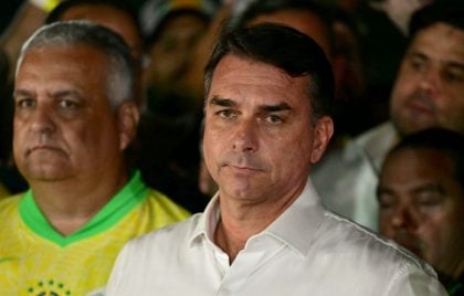 Moraes determina apreensão de passaportes de Flávio Bolsonaro, e senador questiona decisão