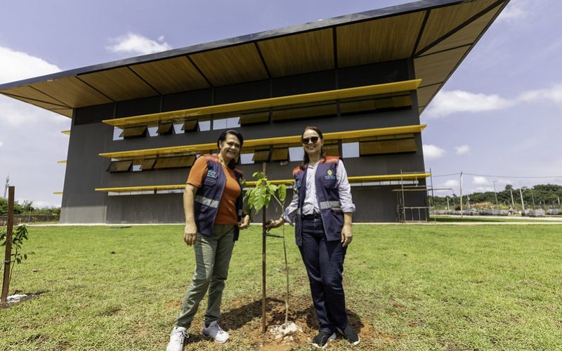 Implurb faz plantio de mais árvores em nova sede construída pela Prefeitura de Manaus