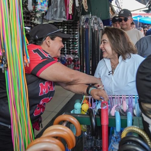 Maria do Carmo percorre feira do São José 2 no primeiro dia oficial de campanha