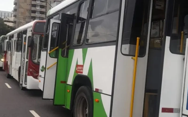 Rodoviários paralisam transporte público em Manaus pelo fim da escala 6×1