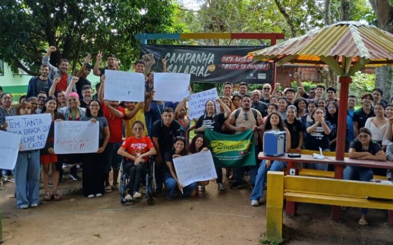 Docentes da UEA pedem correção salarial em mobilização