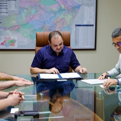 Roberto Cidade assina convênios do Programa Asfalta Amazonas para Maués e Manicoré