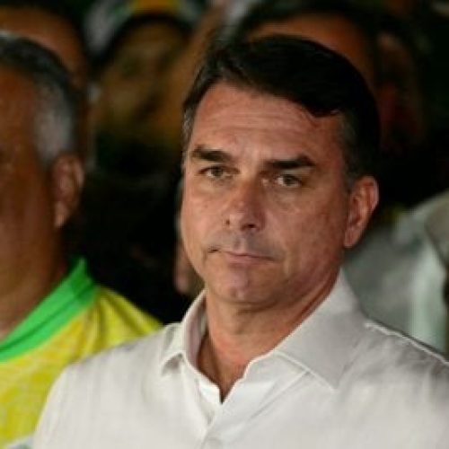 Moraes determina apreensão de passaportes de Flávio Bolsonaro, e senador questiona decisão