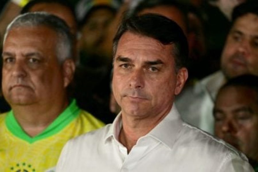 Moraes determina apreensão de passaportes de Flávio Bolsonaro, e senador questiona decisão
