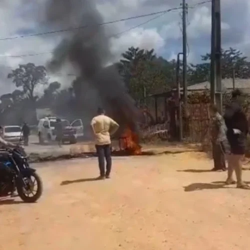 Manifestantes queimam pneus durante protesto por melhorias em ramal de Iranduba