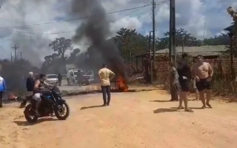 Manifestantes queimam pneus durante protesto por melhorias em ramal de Iranduba