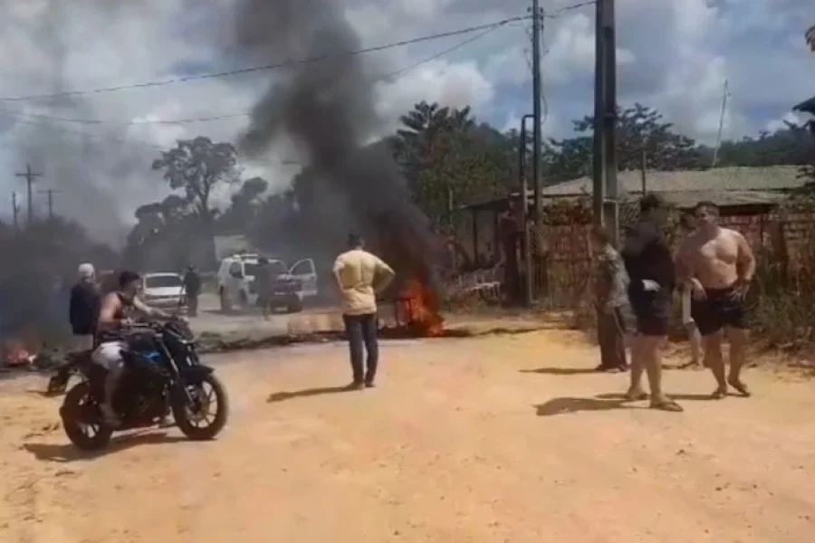 Manifestantes queimam pneus durante protesto por melhorias em ramal de Iranduba