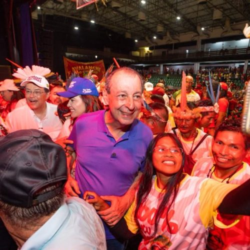 Omar opta por abrir a campanha ouvindo as pessoas em Manaus e Parintins