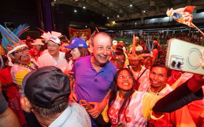 Omar opta por abrir a campanha ouvindo as pessoas em Manaus e Parintins