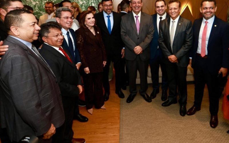 Omar, Wilson, Tadeu, Roberto Cidade e deputados, todos juntos em clima de festa, na solenidade do TCE-AM