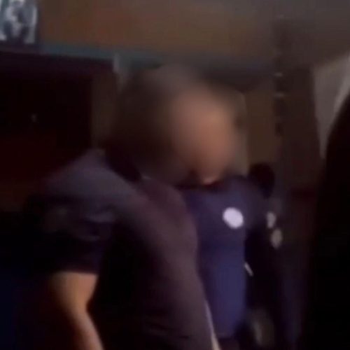 No interior, policial agride casal, com homem algemado, e vira alvo do Ministério Público