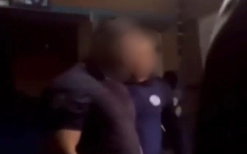 No interior, policial agride casal, com homem algemado, e vira alvo do Ministério Público