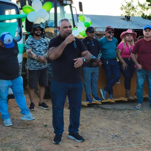 Prefeito Zé Roberto entrega três novas máquinas para o distrito de Belo Monte, em Canutama