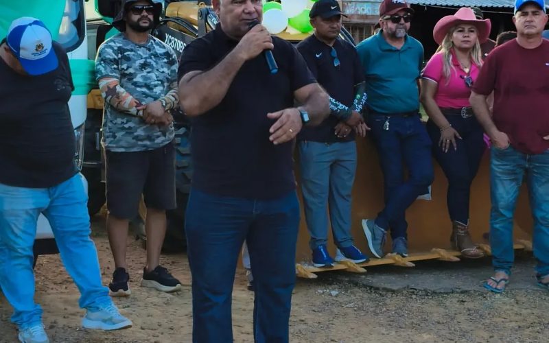 Prefeito Zé Roberto entrega três novas máquinas para o distrito de Belo Monte, em Canutama