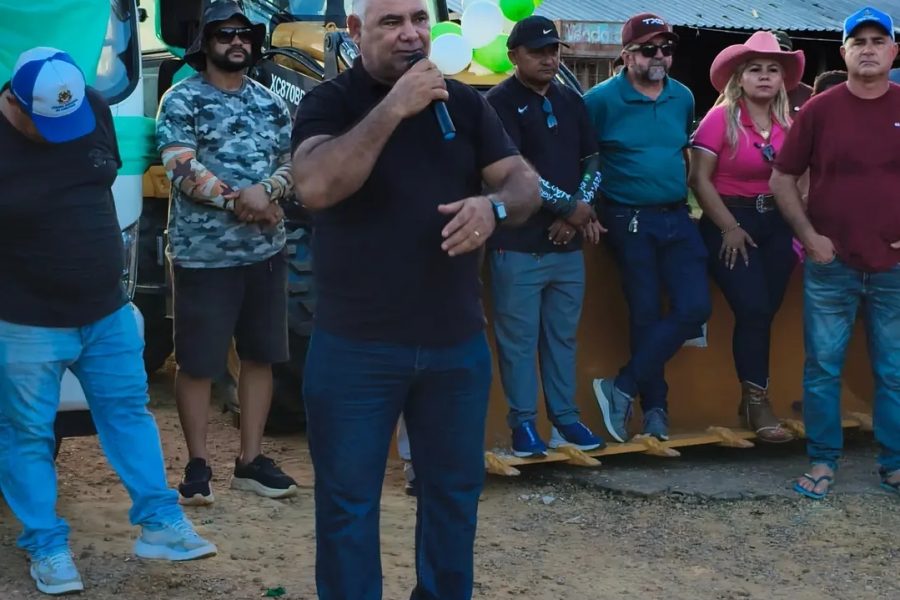Prefeito Zé Roberto entrega três novas máquinas para o distrito de Belo Monte, em Canutama
