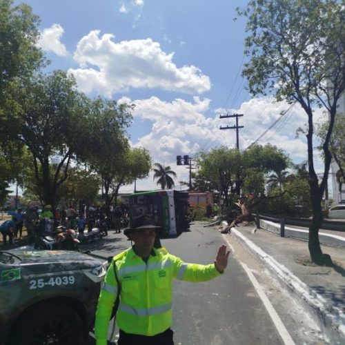 Ônibus bate em árvore e tomba na avenida São Jorge, deixando 19 feridos