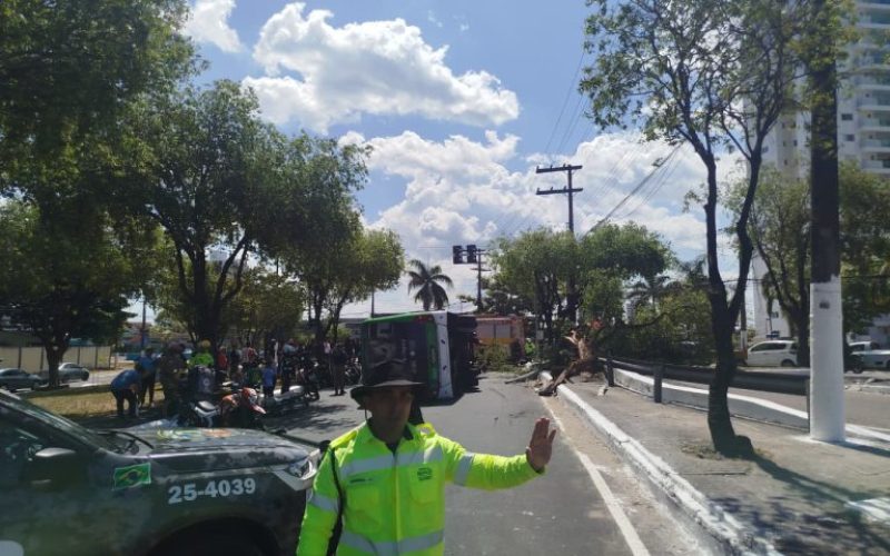 Ônibus bate em árvore e tomba na avenida São Jorge, deixando 19 feridos
