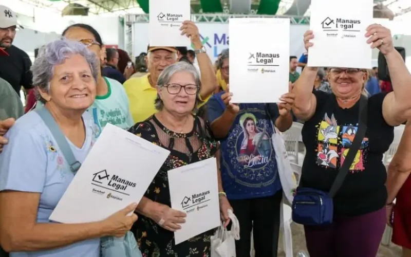 Prefeito David Almeida entrega 400 registros de imóveis e realiza maior avanço histórico na regularização fundiária do Santa Luzia