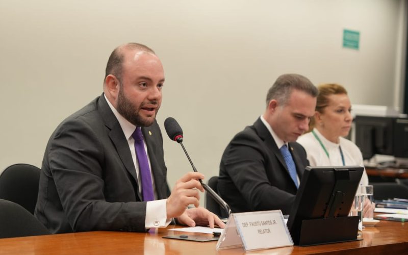 Deputado Fausto Jr. pede fim do processo contra Gayer por ofensas a Gleisi Hoffman