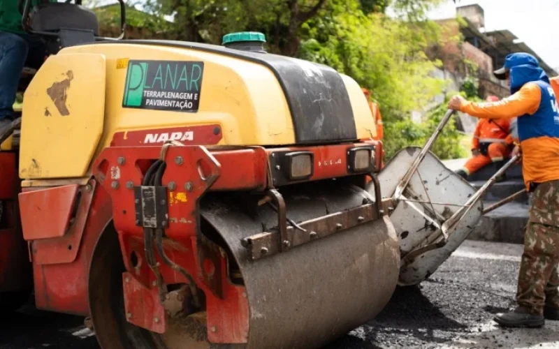 Operação ‘Tapa-Buracos’: Prefeitura de Manaus acelera obras de asfaltamento e recupera trecho estratégico no bairro Flores