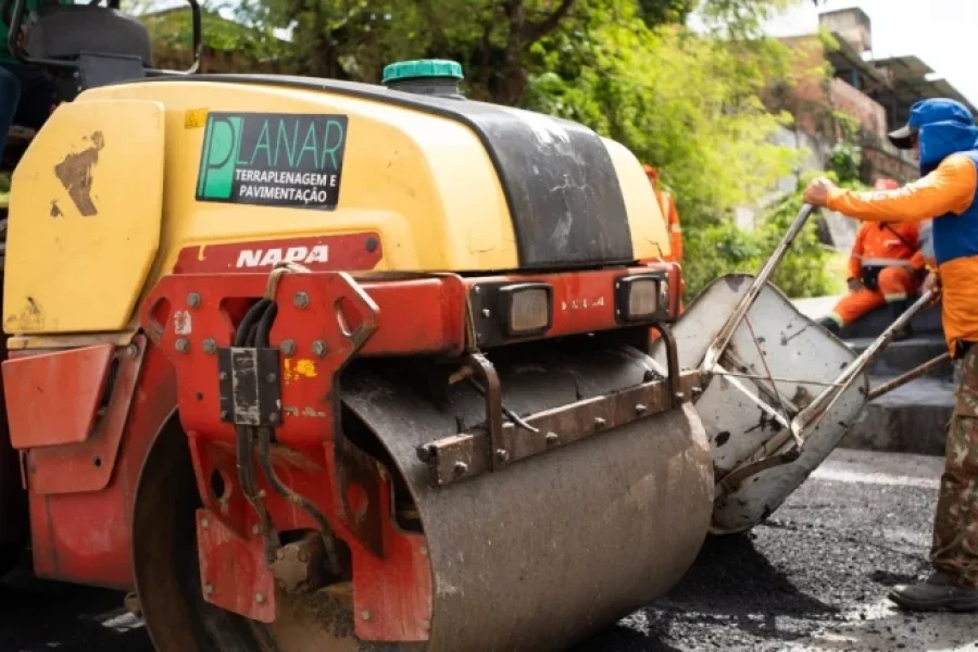 Operação ‘Tapa-Buracos’: Prefeitura de Manaus acelera obras de asfaltamento e recupera trecho estratégico no bairro Flores